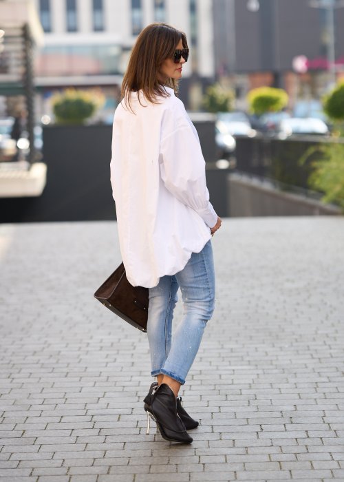 Jasnoniebieskie jeansy z przetarciami i dziurami na kolanach