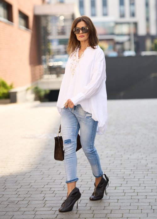 Jasnoniebieskie jeansy z przetarciami i dziurami na kolanach