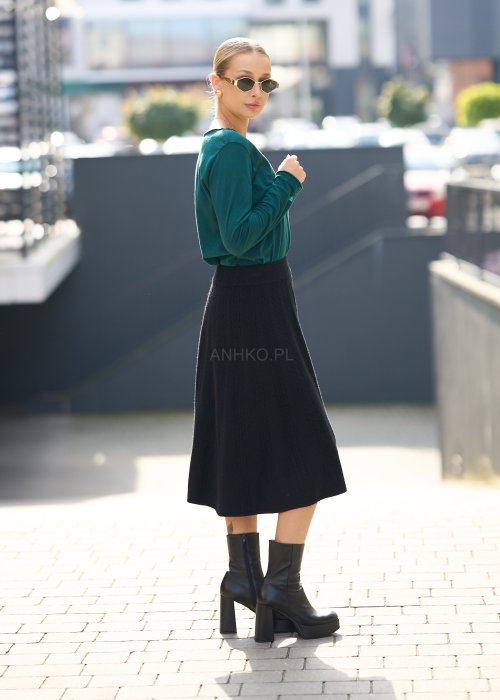 Zielona bluzka z długim rękawem i dekoltem w serek, ozdobiona rzędem guzików przy wycięciu