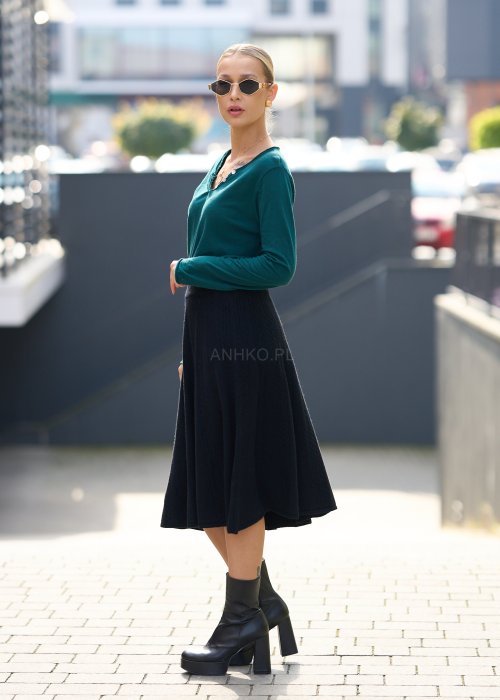 Zielona bluzka z długim rękawem i dekoltem w serek, ozdobiona rzędem guzików przy wycięciu