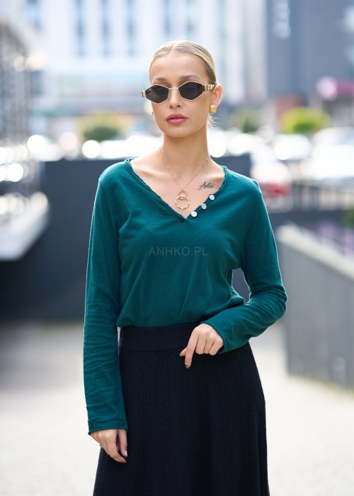 Zielona bluzka z długim rękawem i dekoltem w serek, ozdobiona rzędem guzików przy wycięciu
