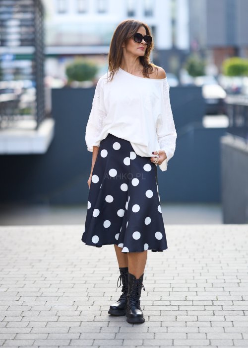 Czarna rozkloszowana spódnica midi w duże białe grochy