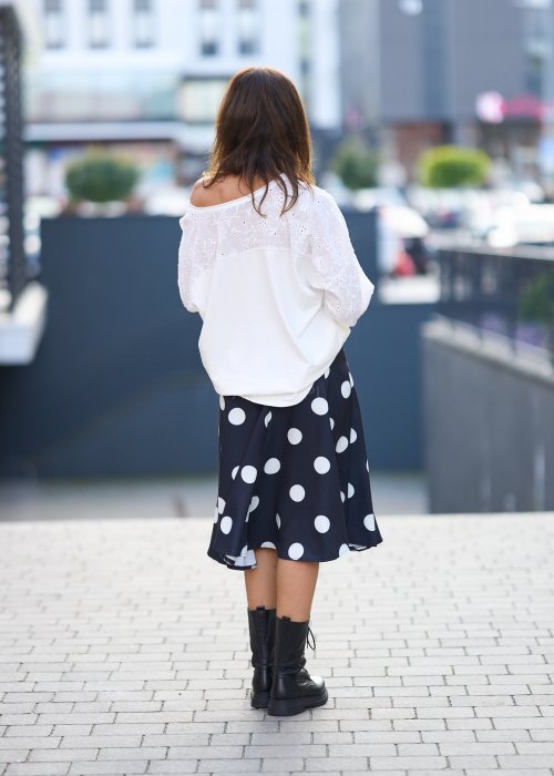 Czarna rozkloszowana spódnica midi w duże białe grochy