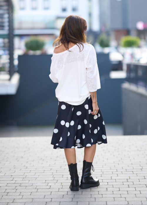 Czarna rozkloszowana spódnica midi w duże białe grochy