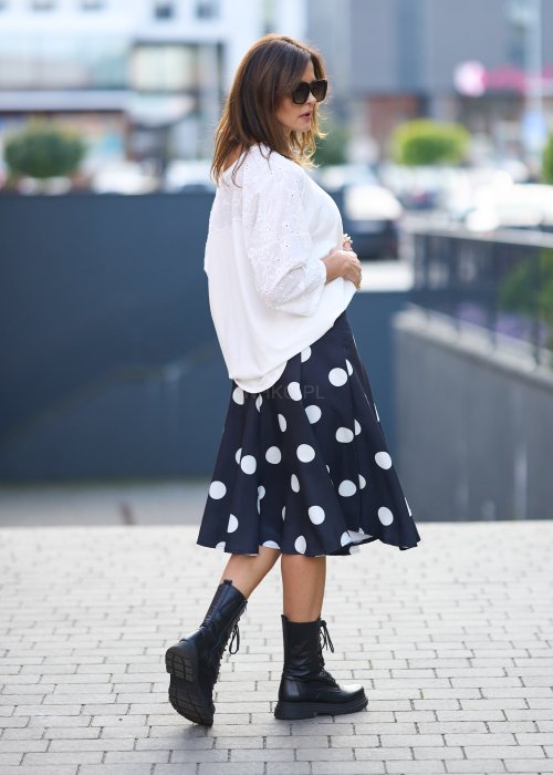 Czarna rozkloszowana spódnica midi w duże białe grochy