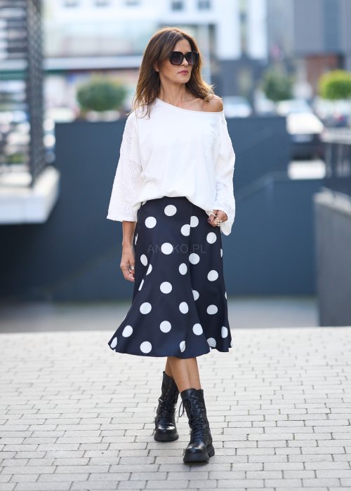 Czarna rozkloszowana spódnica midi w duże białe grochy
