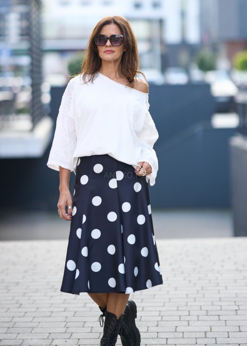 Czarna rozkloszowana spódnica midi w duże białe grochy
