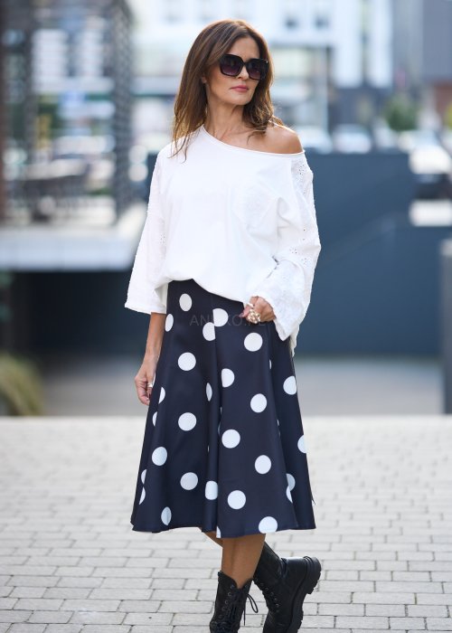 Czarna rozkloszowana spódnica midi w duże białe grochy
