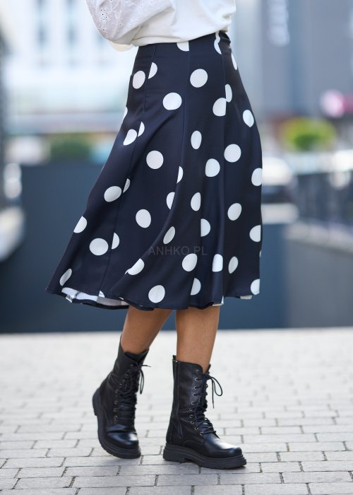 Czarna rozkloszowana spódnica midi w duże białe grochy
