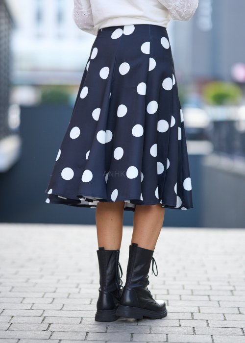 Czarna rozkloszowana spódnica midi w duże białe grochy