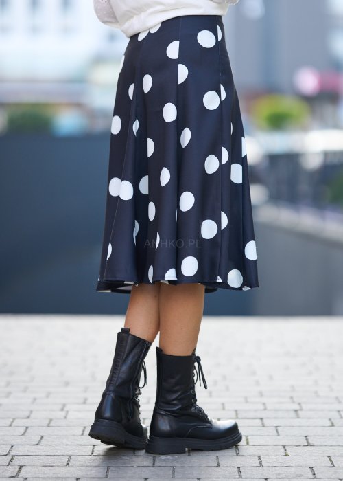 Czarna rozkloszowana spódnica midi w duże białe grochy