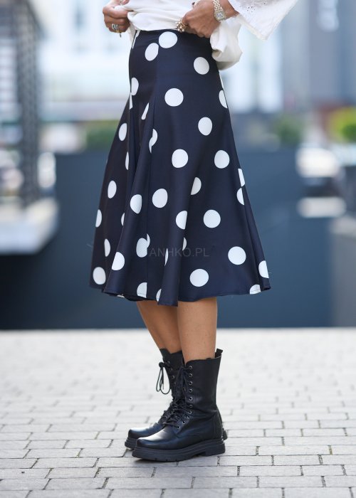 Czarna rozkloszowana spódnica midi w duże białe grochy