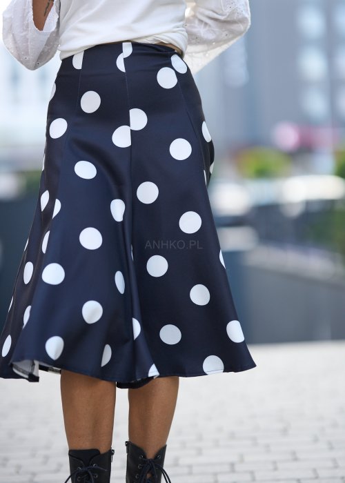 Czarna rozkloszowana spódnica midi w duże białe grochy