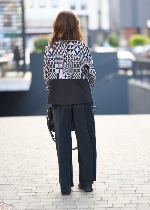 Czarna bluzka z kołnierzykiem i geometrycznym wzorem w biało-czarną mozaikę