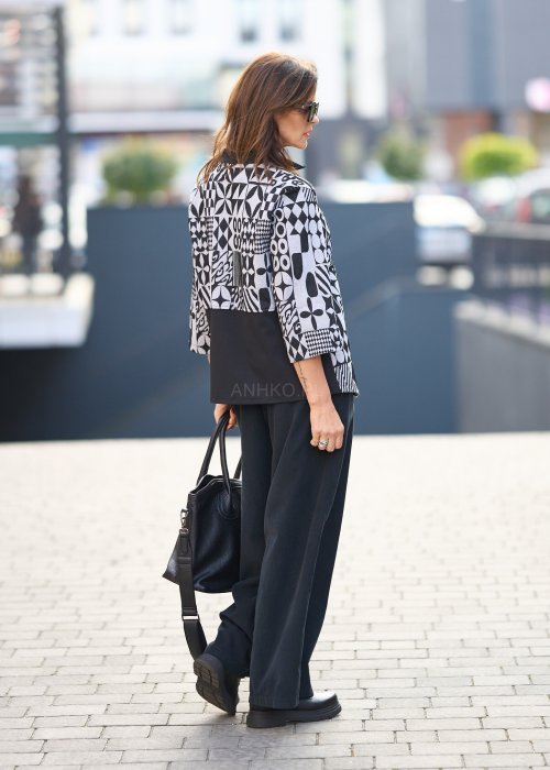 Czarna bluzka z kołnierzykiem i geometrycznym wzorem w biało-czarną mozaikę