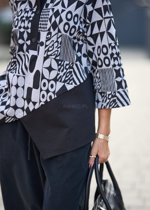 Czarna bluzka z kołnierzykiem i geometrycznym wzorem w biało-czarną mozaikę