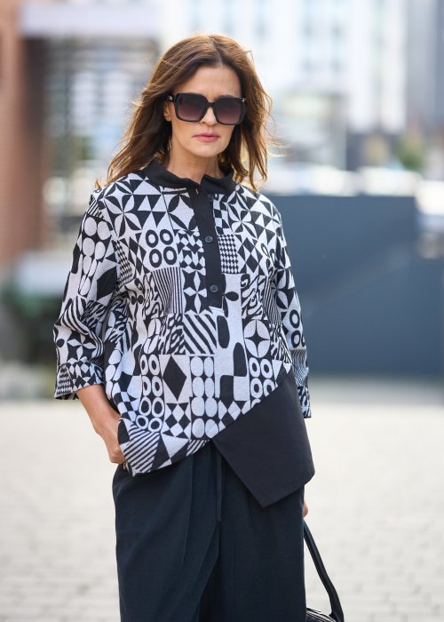 Czarna bluzka z kołnierzykiem i geometrycznym wzorem w biało-czarną mozaikę
