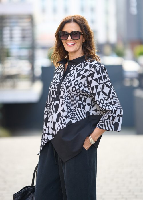 Czarna bluzka z kołnierzykiem i geometrycznym wzorem w biało-czarną mozaikę