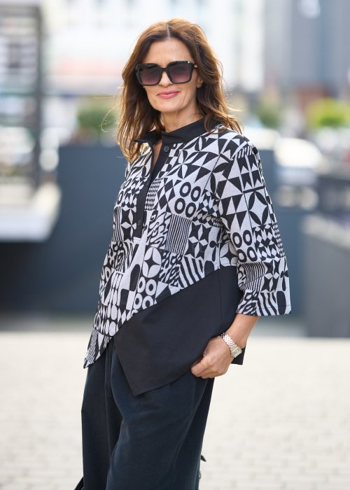 Czarna bluzka z kołnierzykiem i geometrycznym wzorem w biało-czarną mozaikę