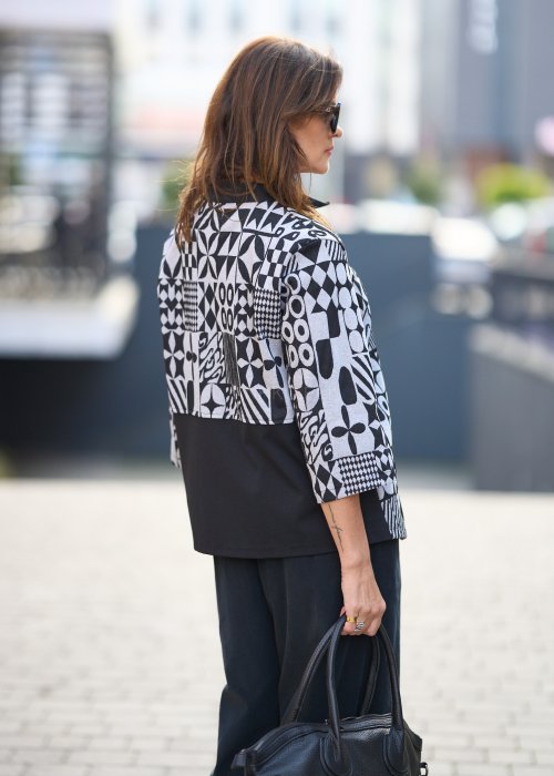 Czarna bluzka z kołnierzykiem i geometrycznym wzorem w biało-czarną mozaikę