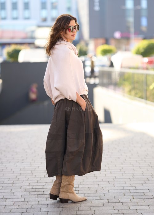 Brązowa, rozkloszowana spódnica midi o lekkiej strukturze