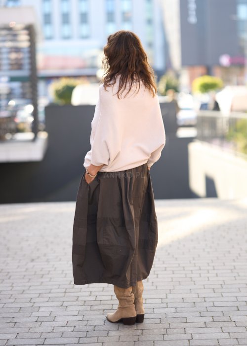 Brązowa, rozkloszowana spódnica midi o lekkiej strukturze