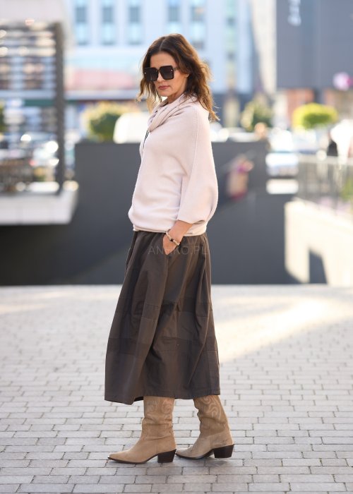 Brązowa, rozkloszowana spódnica midi o lekkiej strukturze