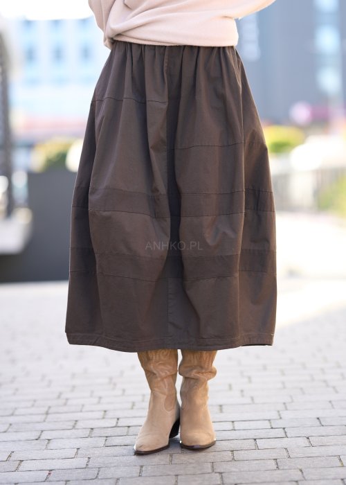 Brązowa, rozkloszowana spódnica midi o lekkiej strukturze