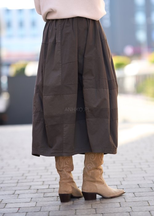 Brązowa, rozkloszowana spódnica midi o lekkiej strukturze