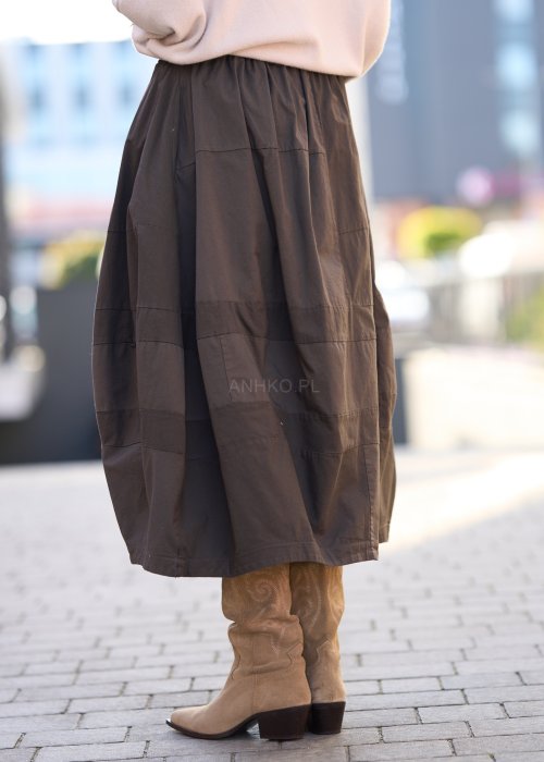 Brązowa, rozkloszowana spódnica midi o lekkiej strukturze