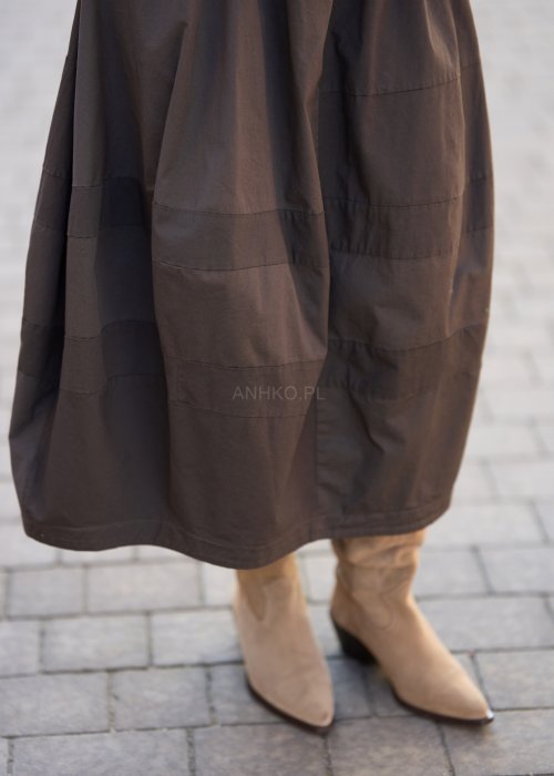 Brązowa, rozkloszowana spódnica midi o lekkiej strukturze