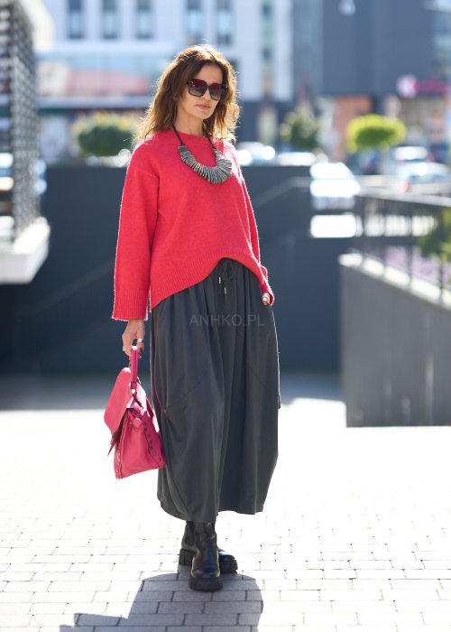 Antracytowa spódnica maxi typu bombka z elastycznym pasem i przeszyciami, zestawiona z czerwonym swetrem i czarnymi botkami w miejskiej stylizacji.