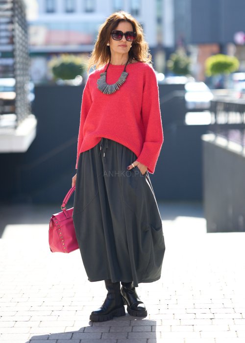 Antracytowa spódnica maxi typu bombka z elastycznym pasem i przeszyciami, zestawiona z czerwonym swetrem i czarnymi botkami w miejskiej stylizacji.