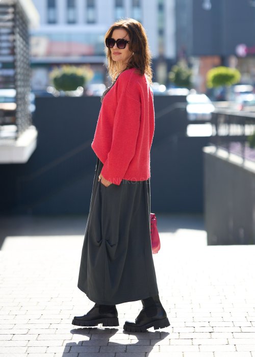 Antracytowa spódnica maxi typu bombka z elastycznym pasem i przeszyciami, zestawiona z czerwonym swetrem i czarnymi botkami w miejskiej stylizacji.