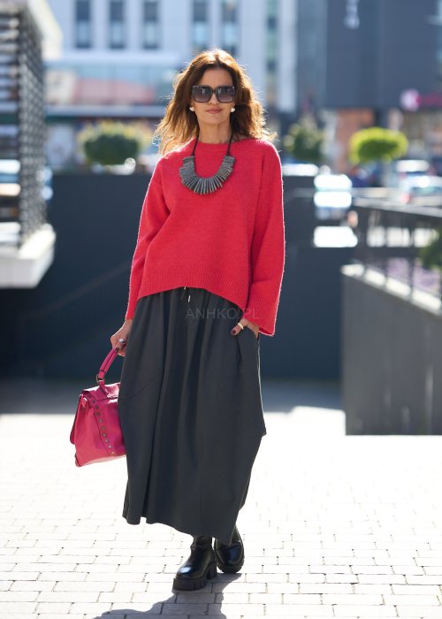 Antracytowa spódnica maxi typu bombka z elastycznym pasem i przeszyciami, zestawiona z czerwonym swetrem i czarnymi botkami w miejskiej stylizacji.