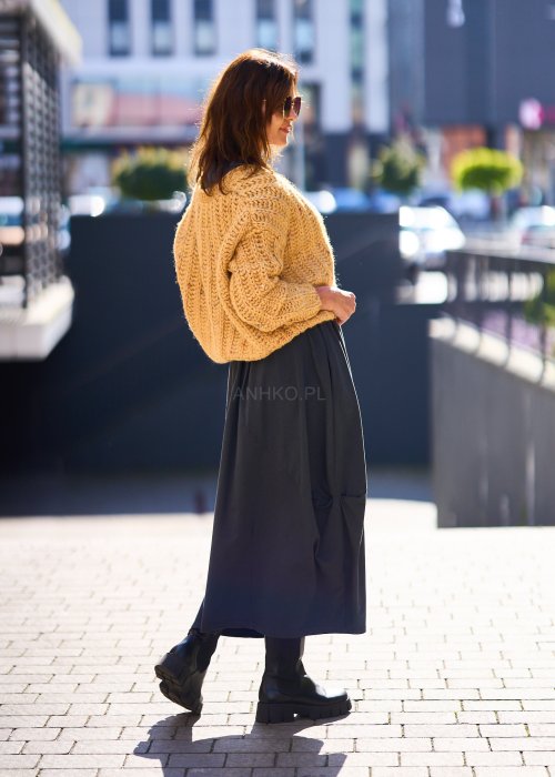 Antracytowa spódnica maxi typu bombka z elastycznym pasem i przeszyciami, zestawiona z czerwonym swetrem i czarnymi botkami w miejskiej stylizacji.