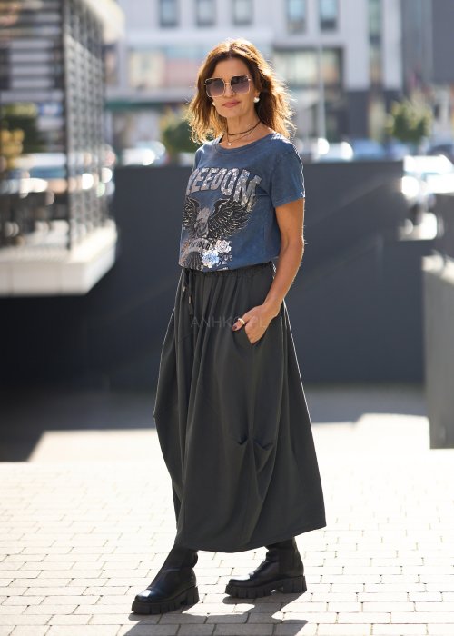 Antracytowa spódnica maxi typu bombka z elastycznym pasem i przeszyciami, zestawiona z czerwonym swetrem i czarnymi botkami w miejskiej stylizacji.