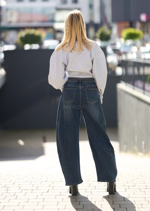 Szara bluza damska o prostym kroju z długim rękawem i zaokrąglonym dekoltem, wykonana z miękkiej dzianiny, styl casual