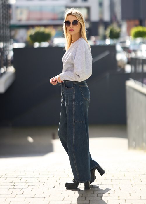 Szara bluza damska o prostym kroju z długim rękawem i zaokrąglonym dekoltem, wykonana z miękkiej dzianiny, styl casual