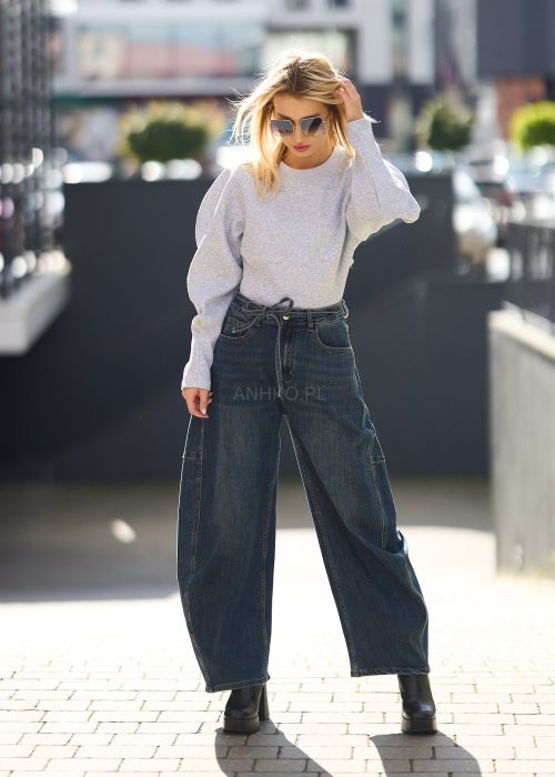 Szara bluza damska o prostym kroju z długim rękawem i zaokrąglonym dekoltem, wykonana z miękkiej dzianiny, styl casual