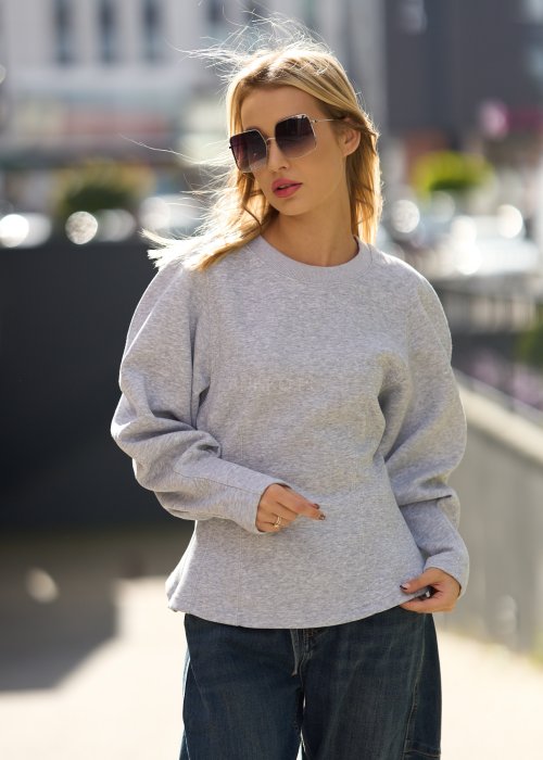 Szara bluza damska o prostym kroju z długim rękawem i zaokrąglonym dekoltem, wykonana z miękkiej dzianiny, styl casual