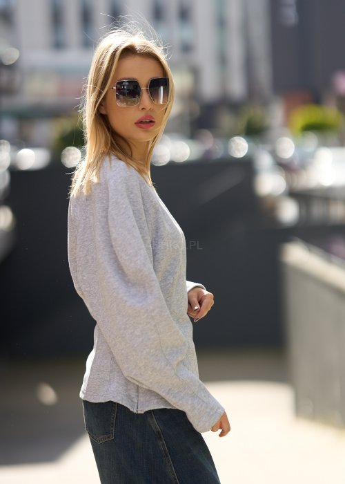 Szara bluza damska o prostym kroju z długim rękawem i zaokrąglonym dekoltem, wykonana z miękkiej dzianiny, styl casual