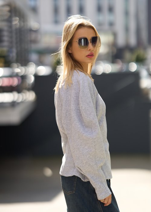 Szara bluza damska o prostym kroju z długim rękawem i zaokrąglonym dekoltem, wykonana z miękkiej dzianiny, styl casual