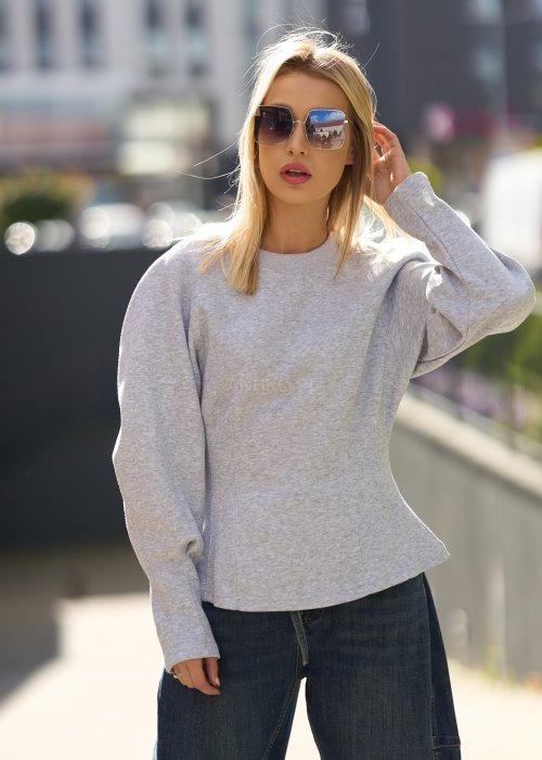 Szara bluza damska o prostym kroju z długim rękawem i zaokrąglonym dekoltem, wykonana z miękkiej dzianiny, styl casual