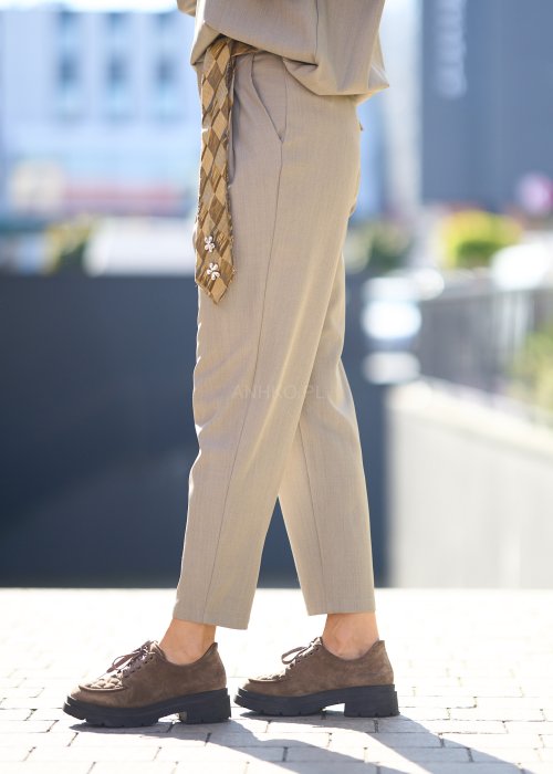 Beżowy komplet z prostą bluzką o luźnym kroju i długich rękawach oraz dopasowanymi spodniami z wysokim stanem