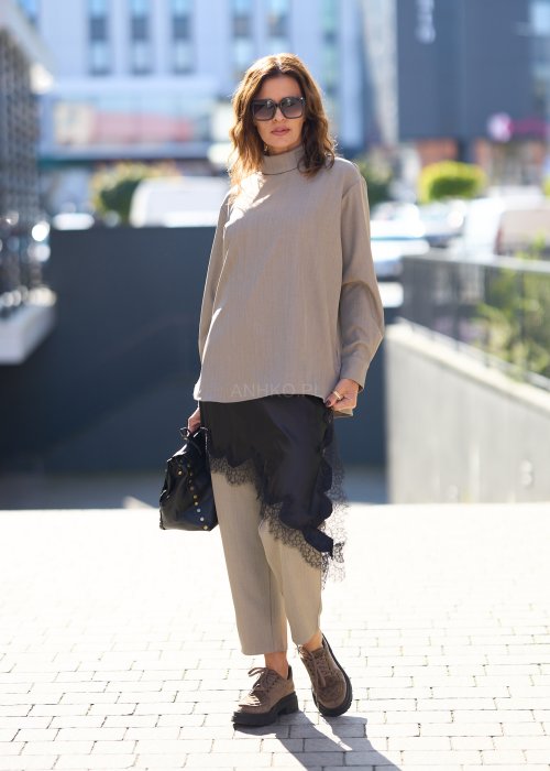 Beżowy komplet z prostą bluzką o luźnym kroju i długich rękawach oraz dopasowanymi spodniami z wysokim stanem