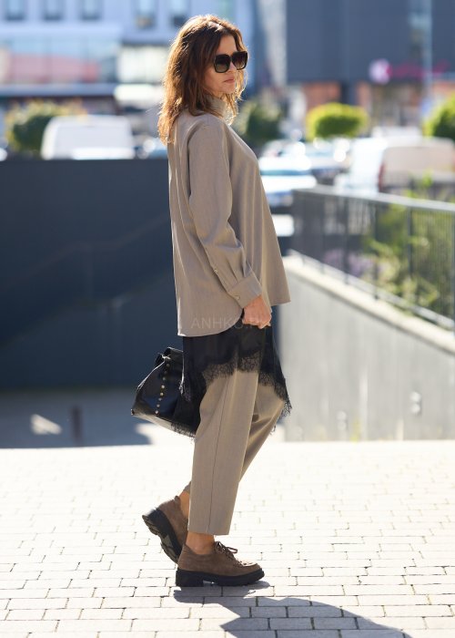 Beżowy komplet z prostą bluzką o luźnym kroju i długich rękawach oraz dopasowanymi spodniami z wysokim stanem