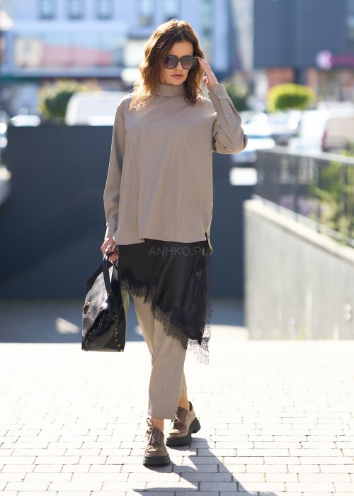 Beżowy komplet z prostą bluzką o luźnym kroju i długich rękawach oraz dopasowanymi spodniami z wysokim stanem