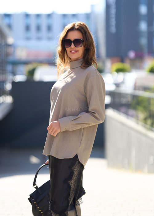 Beżowy komplet z prostą bluzką o luźnym kroju i długich rękawach oraz dopasowanymi spodniami z wysokim stanem