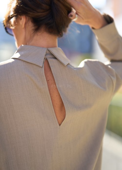 Beżowy komplet z prostą bluzką o luźnym kroju i długich rękawach oraz dopasowanymi spodniami z wysokim stanem